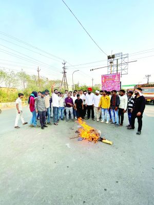कश्मीर के पहलगाम में हुए आतंकी हमले के खिलाफ NSUI का प्रदर्शन – आतंकवाद का पुतला दहन कर पाकिस्तान का झंडा जलाया गया