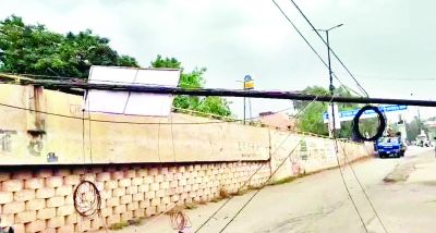 आमानाका ओवरब्रिज में बाल-बाल बचे राहगीर, आंधी के चलते बड़ा हादसा 