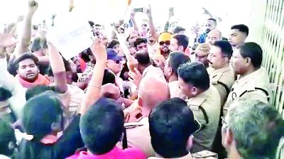 सिविल लाइन थाने में हंगामा, हिंदूवादी नेता के खिलाफ हुई कार्रवाई का विरोध 