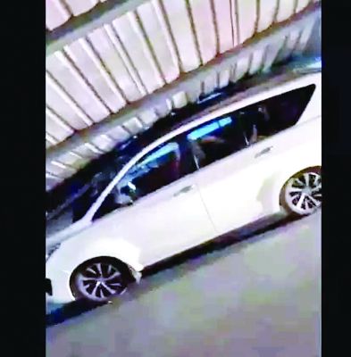 दो कारों पर गिरा शेड, आंधी-तूफान से रायपुर शहर के बीचों बीच हुआ बड़ा हादसा