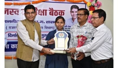 10वीं-12वीं के टॉपर राजस्व मंत्री के हाथों हुए सम्मानित