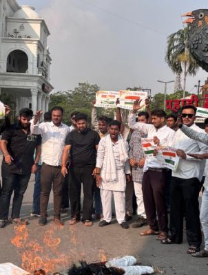 जम्मू-कश्मीर में हुए आतंकी हमले के विरोध में युवा कांग्रेस रायपुर का प्रदर्शन