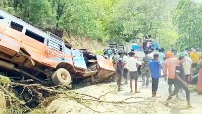 बलरामपुर में बड़ा हादसा, खाई में गिरी बारातियों से भरी बस, तीन की मौत 