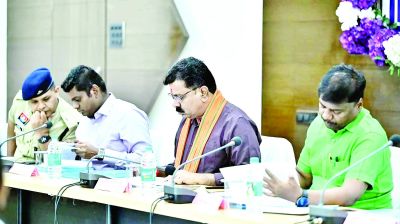 जगदलपुर कलेक्ट्रेट में गृहमंत्री विजय शर्मा ने अफसरों की ली बैठक 