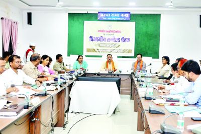 स्वास्थ्य मंत्री श्याम बिहारी जायसवाल ने की समीक्षा बैठक 