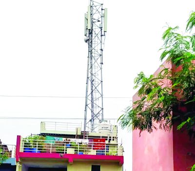 प्रधानमंत्री आवास योजना के मकान में लगा मोबाइल टावर, PM मोदी से शिकायत