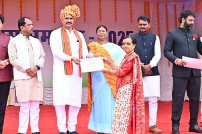 स्वास्थ्य विभाग और महिला बाल विकास विभाग के कर्मचारी हुए सम्मानित