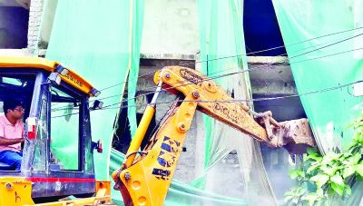 रायपुर : अवैध निर्माण और प्लाटिंग पर निगम ने चलाया बुलडोजर 