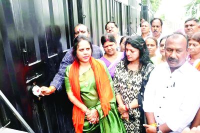 रायपुर मेयर ने 3 दुकानों को सीलबंद करवाया