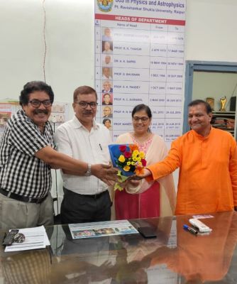 पंडित रविशंकर शुक्ल वि वि के सेवानिवृत कर्मचारियों ने नव नियुक्त नौ विभागाध्यक्ष के विभागों में जाकर शुभकामनाएं दी