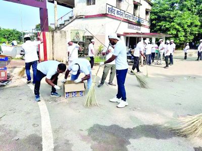 अधिकारियों ने शहीद कर्नल विप्लव त्रिपाठी स्टेडियम की सड़कों पर चलाया सफाई अभियान