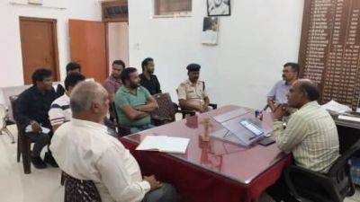 बिना लाइसेंस व हेलमेट ना करें वाहनों का विक्रय : एसडीएम