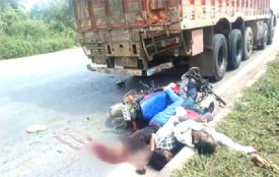खड़ी ट्रक से टकराया बाइक, तीन युवकों की मौत