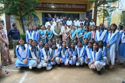 कस्तूरबा विद्यालय रजपुरीकला पहुंचे राज्यपाल रमेन डेका