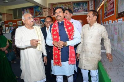 रायगढ़ के ललित दुबे ने रचा इतिहास, &lsquo;राम&rsquo; नाम से बनाई दुनिया की सबसे लंबी रामायण पेंटिंग