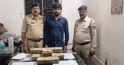 स्कूटर से बरामद हुए 75 लाख नकद...