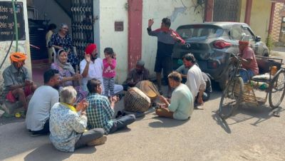 जुनेजा परिवार ने कुष्ठ रोगियों के साथ खेली होली...