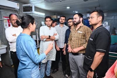 रायपुर-बिलासपुर नेशनल हाईवे में हुए सड़क हादसे के घायलों से मिलने मेकाहारा अस्पताल पहुंचे मंत्री टंक राम वर्मा...