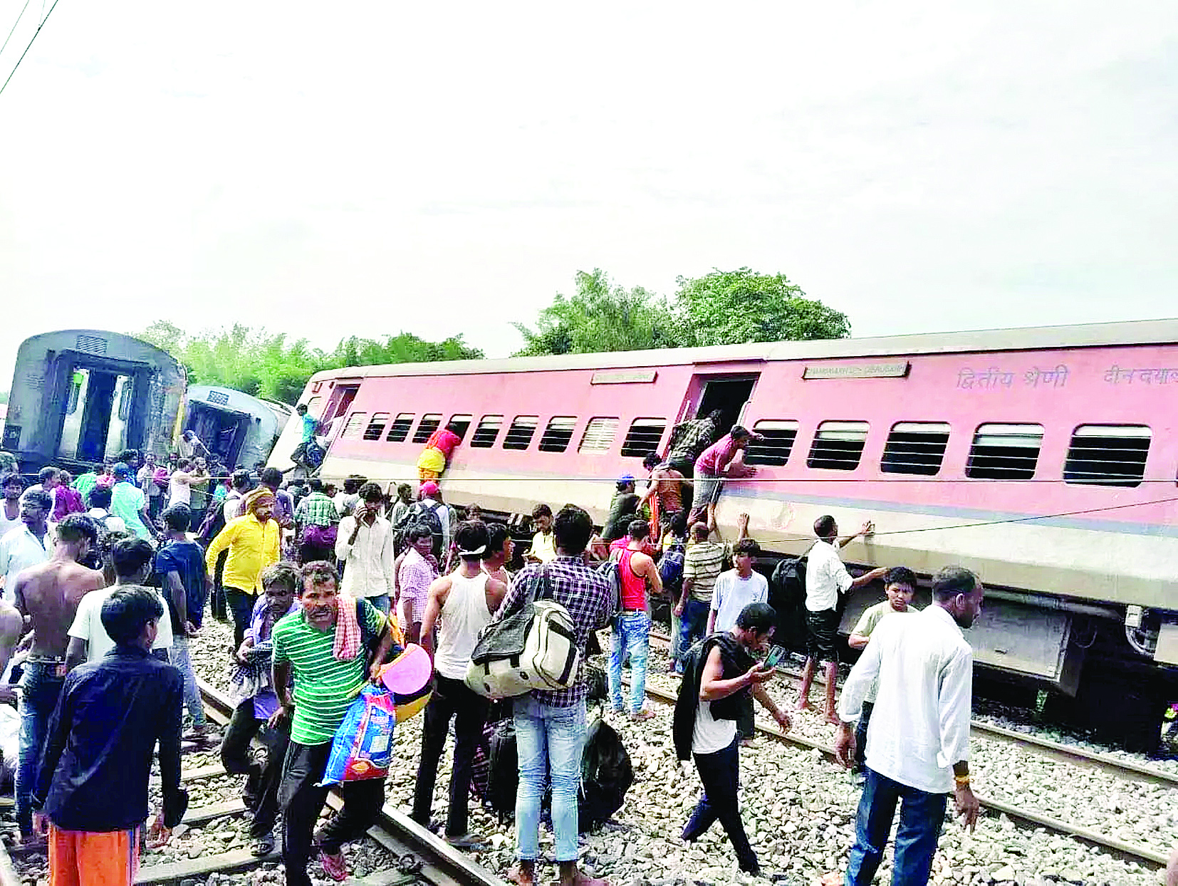 चंडीगढ़-डिब्रूगढ़ एक्सप्रेस के डिब्बे पटरी से उतरे, तीन की मौत, कई जख्मी, देखें वीडियो. 