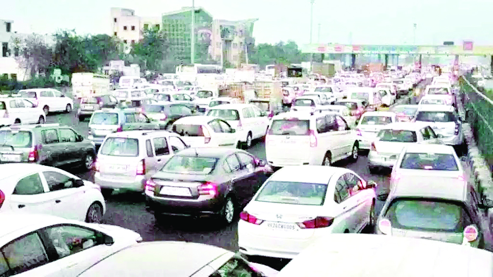 समृद्धि हाईवे पर अचानक 50 गाड़ियां पंचर हो गईं