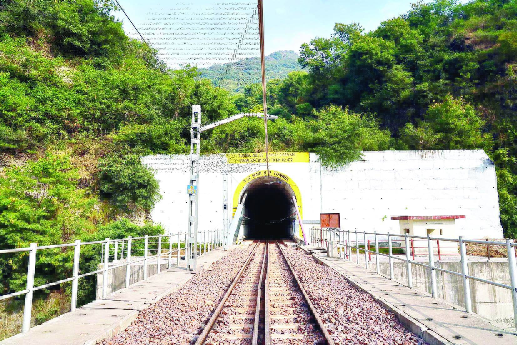 पर्वतों के नीचे प्रगति की फुसफुसाहट 