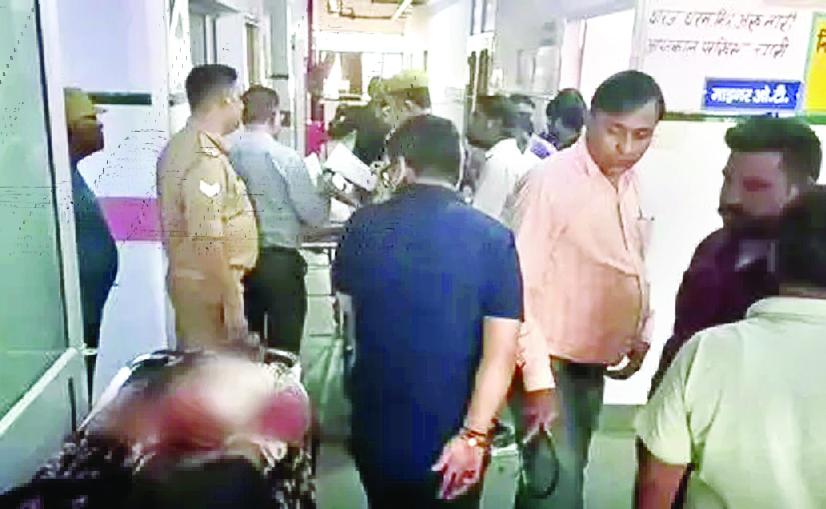 आमने-सामने दो बसों की टक्कर, 12 से ज्यादा लोग घायल, देखें मंजर