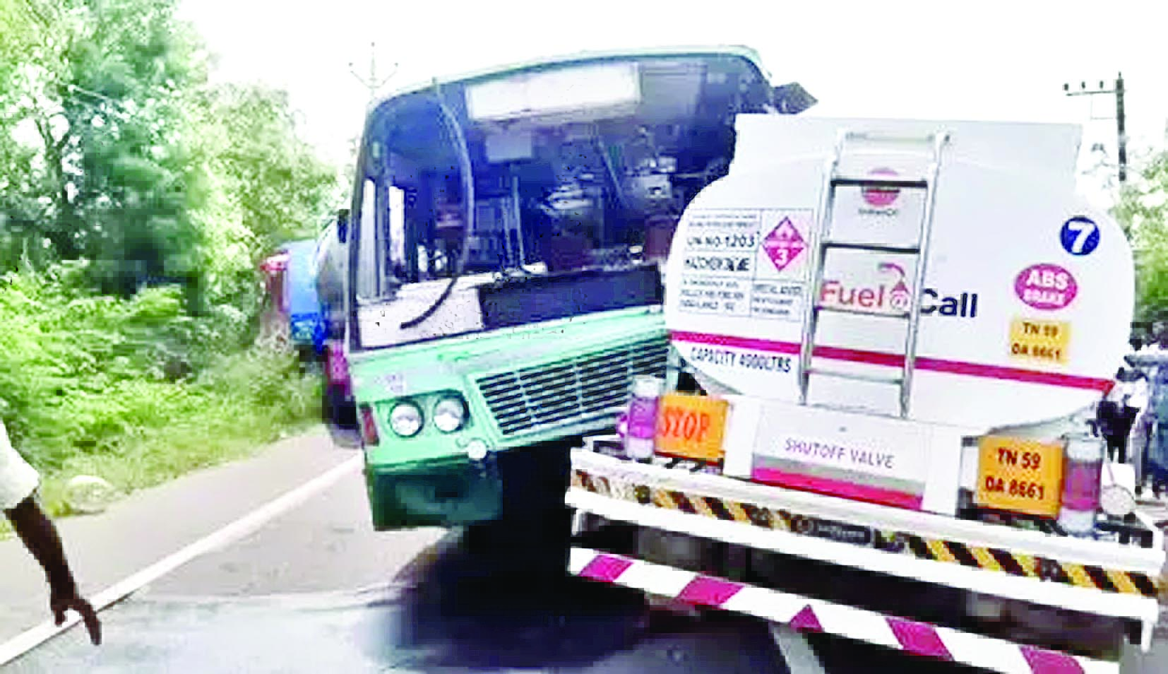 दो टैंकरों और सरकारी बस के बीच भ&zwj;िड़ंत, 20 से अधिक घायल