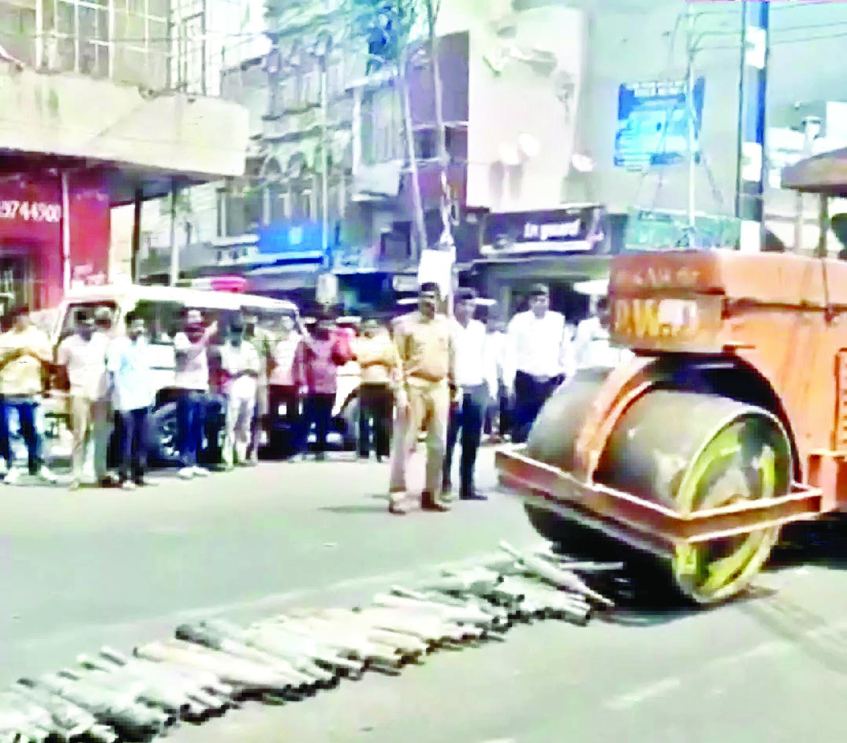 बुलेट बाइक सवारों पर एक्शन, साइलेंसर पर चली रोलर मशीन 