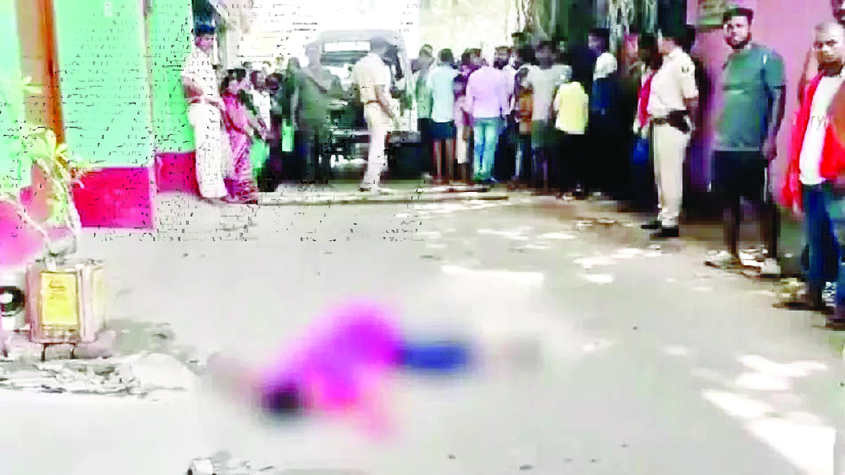 दिनदहाड़े गोलीबारी: मां-बेटी की मौत, परिवार पर अंधाधुंध फायरिंग 