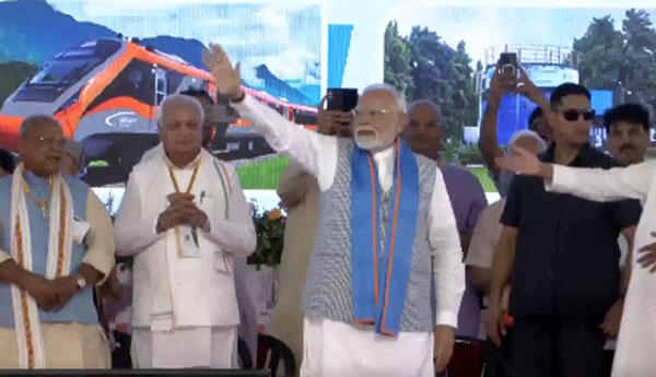 पीएम मोदी ने बिहार को दी वंदे भारत एक्सप्रेस की सौगात