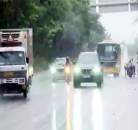 दिल्ली-एनसीआर के कुछ हिस्सों में बारिश, IMD ने हल्की से मध्यम बारिश का अनुमान जताया