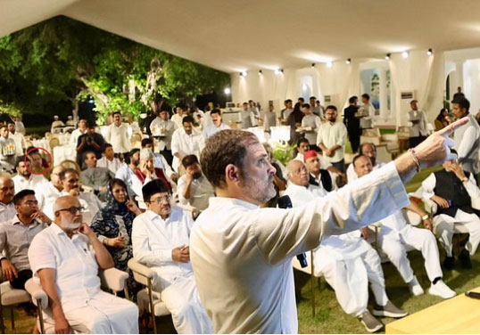 राहुल के रात्रिभोज में उद्धव को अंतिम पंक्ति में बैठाने पर बवाल