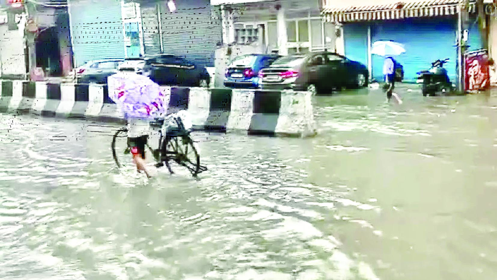 रेड अलर्ट जारी स्कूल बंद, जलभराव बढ़ने से यात्रियों को परेशानी 