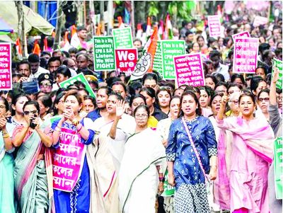 ममता बनर्जी ने की आरोपी को फांसी देने की मांग, रेप पीड़िता के लिए सड़क पर उतरीं