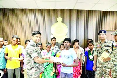 छत्तीसगढ़ सरकार हथियार के साथ सरेंडर करने वाले नक्सलियों को देगी लाखों रूपए 