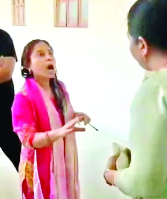 स्कूल बना था अखाड़ा, प्रिंसिपल-लाइब्रेरियन पर गिरी गाज 