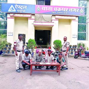 स्कूल मैदान में लगाया था जुए का फड़, पुलिस ने मारा छापा 