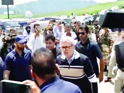 सीएम उमर अब्दुल्ला उच्च स्तरीय सरकारी बैठक के लिए गुलमर्ग क्लब पहुंचे 