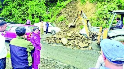 शिवनगर में भूस्खलन, घरों को खतरा 