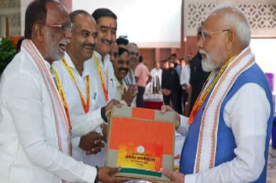 जीएसटी सुधार के लिए प्रधानमंत्री का अभिनंदन, पिछली पंक्ति में नजर आए मोदी