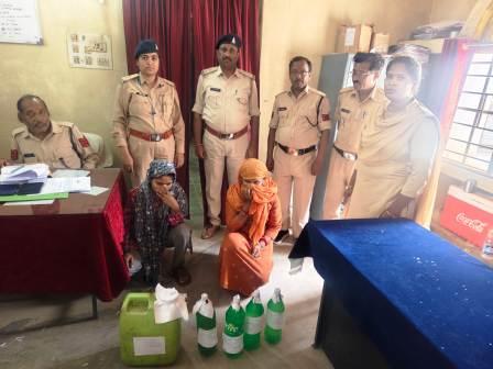 मुखबिर की सूचना पर आबकारी विभाग की बड़ी कार्रवाई, 20 लीटर महुआ शराब जब्त, दो आरोपी गिरफ्तार