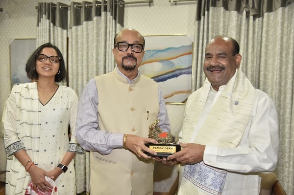 राज्यपाल रमेन डेका ने लोकसभा अध्यक्ष ओम बिरला का किया आत्मीय स्वागत