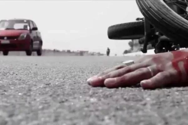 मरीन ड्राइव चौक पर हिट एंड रन: अज्ञात कार की टक्कर से बुलेट सवार युवक घायल