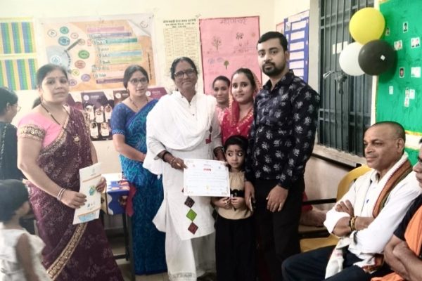 आंगनबाड़ी केंद्र में आकलन पत्र एवं विद्या आरंभ सर्टिफिकेट वितरण कार्यक्रम का हुआ आयोजन…