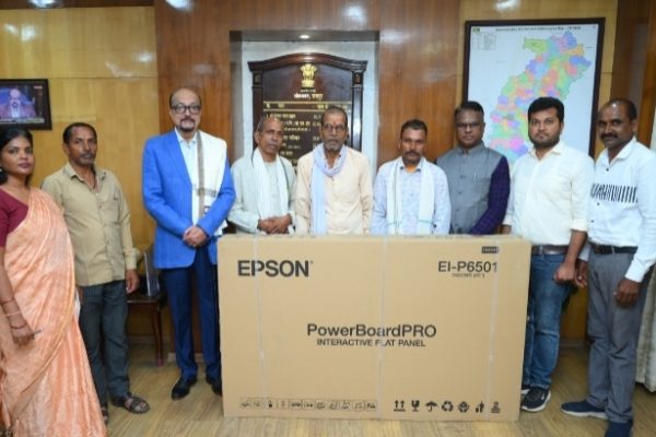 राज्यपाल डेका ने मरका गांव के स्कूल को दिए डिजिटल बोर्ड…