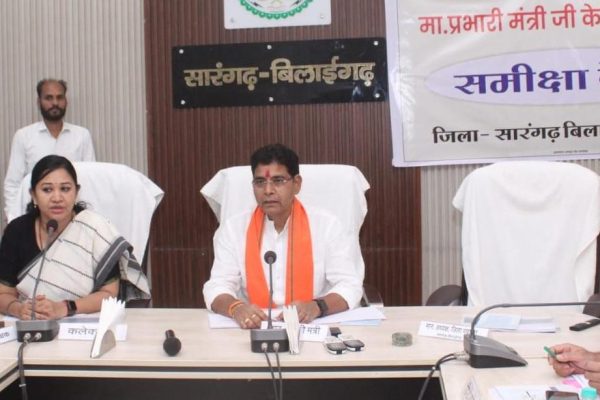 ‘अधिकारी-कर्मचारी जिम्मेदारी से काम करें, हर जरूरतमंद तक पहुँचे सरकारी योजनाएँ’ – मंत्री टंक राम वर्मा