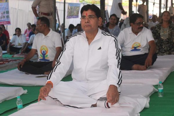 छत्तीसगढ़ महतारी और भगवान धनवंतरि की वंदना से सारंगढ़ में योग दिवस का शंखनाद…