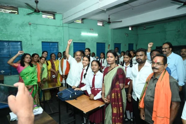 विद्यालय भवन का निरीक्षण करने पहुंचे विधायक पुरंदर मिश्रा, नए भवन निर्माण का दिया भरोसा…