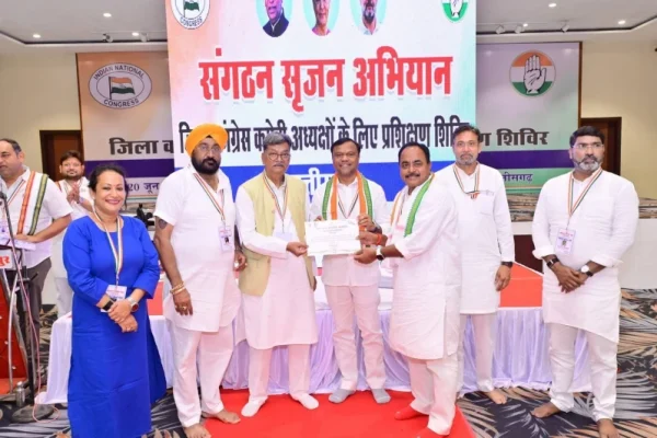 पीसीसी अध्यक्ष दीपक बैज, नेता प्रतिपक्ष डॉ. चरणदास महंत ने जिला अध्यक्षों को दिया प्रमाण पत्र…