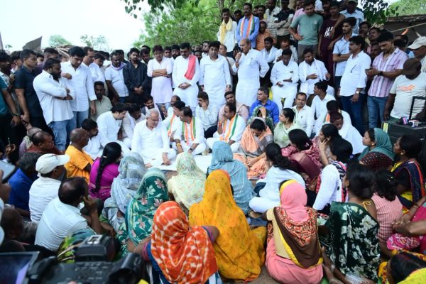पीसीसी अध्यक्ष दीपक बैज, पूर्व मुख्यमंत्री भूपेश बघेल सहित वरिष्ठ नेता पहुंचे नकटी के प्रभावितों से मिलने…